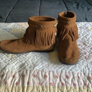 Minnetonka Moccasins size 7. Barely worn.